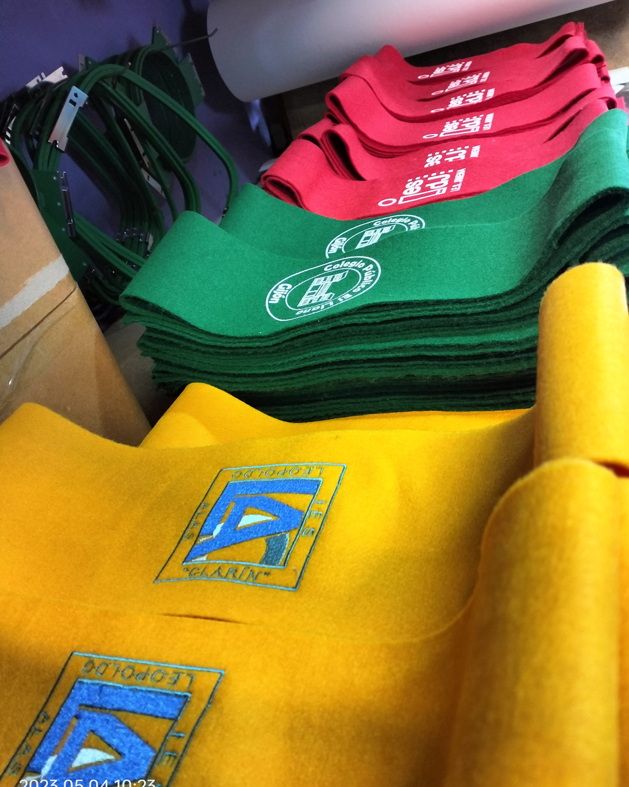 becas de graduación personalizadas con escudos para centros educativos en Asturias
